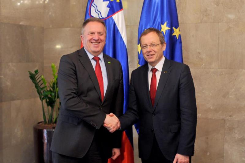 ESA Director General Johann-Dietrich Wörner (right) and Slovenian Economy Minister Zdravko Počivalšek (left); photo: Anze Malovrh/STA